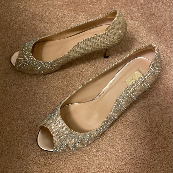 Vince Camuto heals size 10. Worn once. - Picture 1 of 4